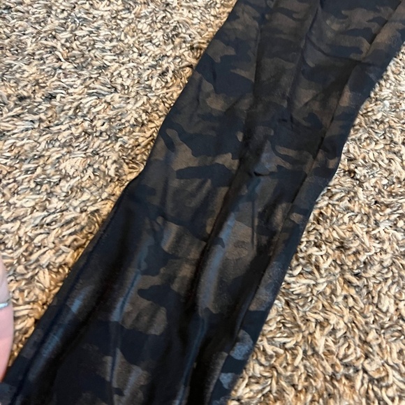 Spanx faux leather camo print full-length leggings size small - Picture 3 of 4